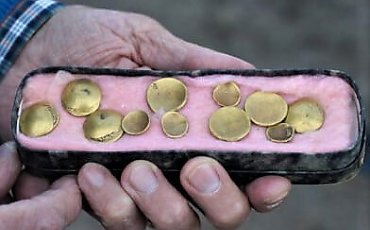 W ziemi znalazł celtycki skarb. 41 złotych monet sprzed 2000 lat