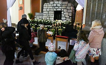 W kościołach trwa czuwanie przy Grobie Pańskim i adoracja krzyża