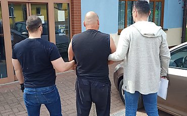 Policjanci z Białych Błot zatrzymali uciekiniera. Szukały go sądy z Katowic i Rybnika