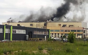 13 zastępów Straży Pożarnej gasiło pożar hali magazynowej