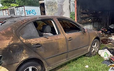Ktoś podpalił stertę śmieci, a spłonęły dwa samochody w garażach przy Solskiego [GALERIA]