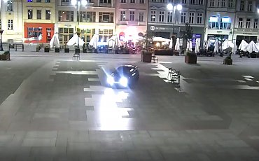 Nocny „drift” na Starym Rynku. Zdarzenie zarejestrował miejski monitoring [VIDEO]