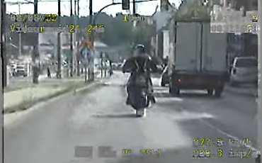 Motocyklista pod wpływem narkotyków uciekał przed policją. Był poszukiwany [VIDEO]