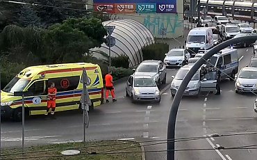 Ratowali mężczyznę, który zasłabł za kierownicą na rondzie Jagiellonów w Bydgoszczy