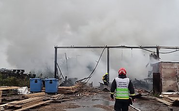 Pożar tartaku w Głogowie. W akcji uczestniczyło 12 zastępów straży pożarnej [ZDJĘCIA]
