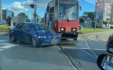Kolizja samochodu osobowego z tramwajem na rondzie Jagiellonów
