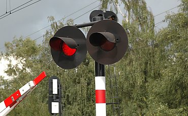 Tragedia na przejeździe kolejowym w Błądzimiu. Nie żyje kierowca osobówki