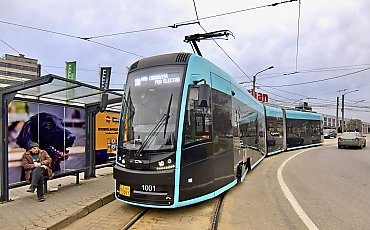 PESA na półmetku dostaw dla Craiova w Rumunii. Pierwsze tramwaje już wożą pasażerów. 