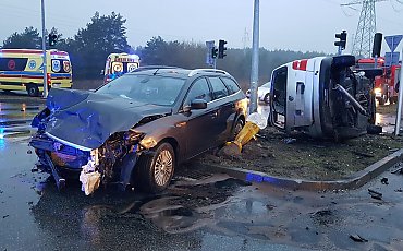 Poważny wypadek  na skrzyżowaniu w Fordonie. Trzy osoby zostały ranne