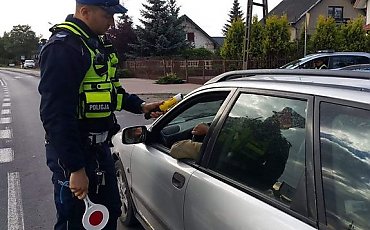 Właściwa reakcja świadków i sprawne działanie policjanta udaremniły jazdę pijanemu kierowcy