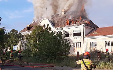 Budynek dawnego dworca towarowego na ul. Rycerskiej stanął w płomieniach [ZDJĘCIA]