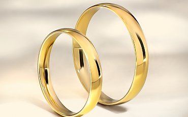 Klasyczne obrączki ślubne – ponadczasowy wybór. Jak nadać im osobiste znaczenie? [REKLAMA]