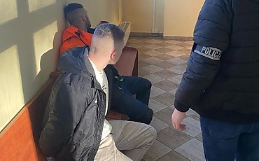 Rozbój na ul. Kujawskiej w Bydgoszczy. Dwóch mężczyzn zaatakowało nastolatka