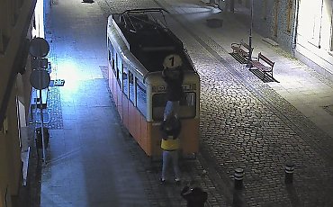 Zdewastowali zabytkowy tramwaj przy ul. Długiej.  Wszystko nagrał monitoring [ZDJĘCIA]