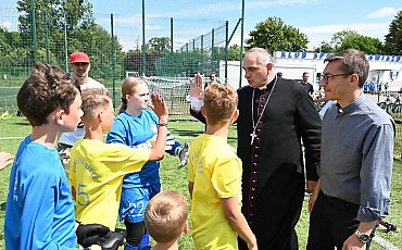 Biskup Włodarczyk daje przykład piłkarzom. Gol marzenie na bydgoskiej Gwieździe  [WIDEO]