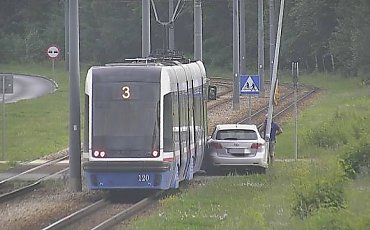 Zderzenie tramwaju z samochodem osobowym w Fordonie