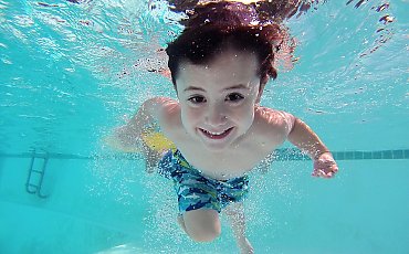 W wakacje dzieci pływają za darmo. Kiedy i gdzie można popływać?