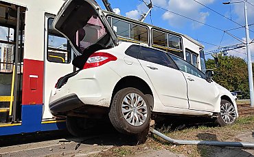 Zderzenie z tramwajem i parkowanie na torowisku w Bydgoszczy