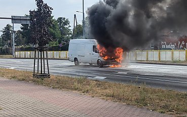 Pożar auta w centrum. Na ul. Toruńskiej palił się samochód dostawczy 