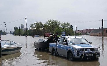 Policjanci z naszego regionu pomagają na terenach zalanych [WIDEO]