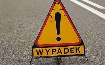 Tragiczny wypadek w Bydgoszczy. Auto uderzyło w drzewo, zginął młody kierowca