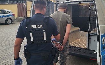 Mężczyzna uciekał przed policjantami. Był pijany i nie miał prawa jazdy