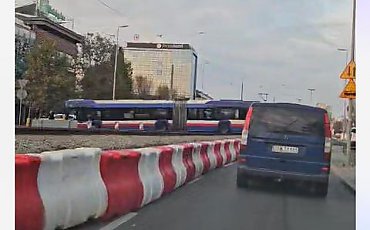 Na Bernardyńskiej przed mostem utknął autobus. Kierowcy boją się poniedziałku