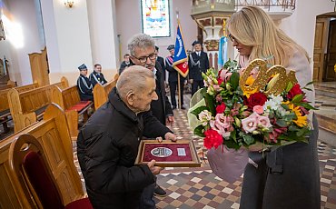 Medal marszałka dla stulatka. Ponad 70 lat był strażakiem [ZDJĘCIA]