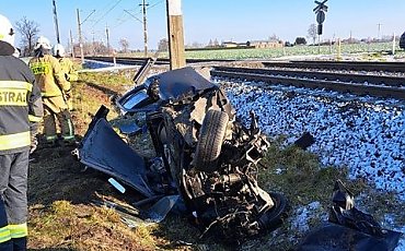 Pociąg potrącił auto na przejeździe kolejowym. Trwa akcja