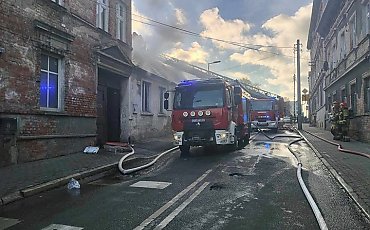 Policjanci ratowali ofiary pożaru w Bydgoszczy [WIDEO]