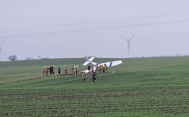 Wypadek lotniczy. Awionetka spadła na pole pod Chełmnem [Z OSTATNIEJ CHWILI]