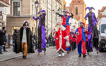 Świąteczny nastrój zapanował u sąsiadów Bydgoszczy. Toruń zaświecił marszałkowską choinkę [ZDJĘCIA]