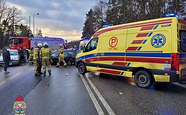 Zderzenie pod Toruniem. Trzy osoby w szpitalu [ZDJĘCIA]