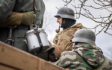 Historyczna rekonstrukcja ożywiła dramatyczne wydarzenia wojenne [GALERIA ZDJĘĆ]