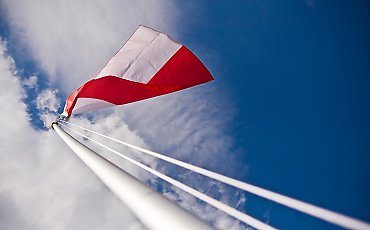 Biało-czerwona inicjatywa na Mostowej. Chorągiewki i wspólnota – czyli oddolne obchody Dnia Flagi
