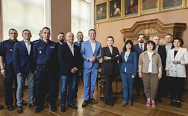 Odzyskali skarb z końca świata! Bydgoscy policjanci namierzyli skradzioną monetę w Australii [ZDJĘCIA]