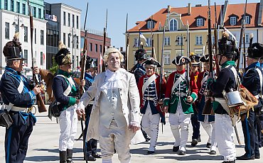 Tłumy na Starym Rynku! Król, husaria i biało-czerwone morze flag