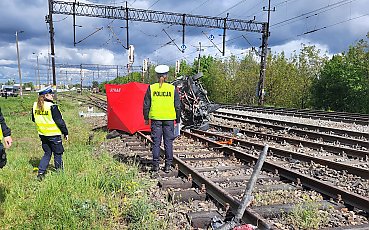 Mercedes starł się z pociągiem i stanął w ogniu! Kierowca zginął na miejscu! [ALEKSANDRÓW KUJAWSKI]