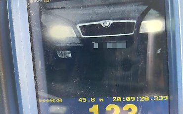 Nie uczy się na błędach! Jechał 123 km/h w terenie zabudowanym – zapłaci 4000 zł i stracił prawie wszystkie punkty