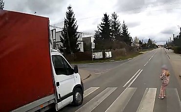 O włos od tragedii w Łochowie! Pirat drogowy niemal potrącił dziecko na pasach – uratowała je czujność