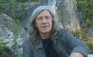 Tadeusz Oszubski świętuje 45 lat twórczości! Czy „Zaświatowe biuro śledcze” to jego opus magnum?
