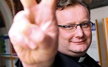 „Paszkwil pełen kłamstw” – ksiądz Wąsowicz odpowiada na brutalny atak medialny