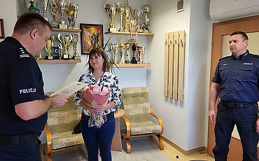 „Twoje pieniądze są zagrożone” – tak zaczęła się próba oszustwa. Dzięki CZUJNEJ kasjerce przestępcy zostali powstrzymani!