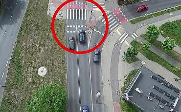 Policyjny dron nad skrzyżowaniem Wyszyńskiego i Chodkiewicza. Działania "Zero Tolerancji" w Bydgoszczy