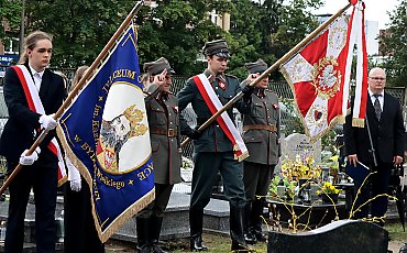 Uczniowie przejęli opiekę nad grobem bohatera! Wzruszająca uroczystość na bydgoskim cmentarzu