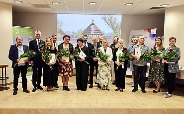 Zasłużeni dla historii i kultury! Zobacz, kto dostał nagrody od marszałka w Biskupinie