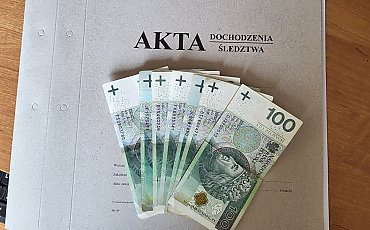 Znalazł kopertę z pieniędzmi w sklepie. Chwilę później zapukała do niego policja!
