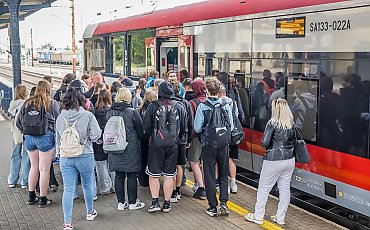 BYDGOSZCZANIE RUSZYLI NA HEL! Nowy pociąg „Latarnik” już na torach – sprawdź, gdzie dojedziesz za jednym razem!