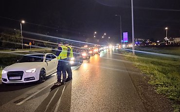 Policja rozbiła nocny zlot pod Toruniem! Mandaty, odholowane auta i narkotyki!