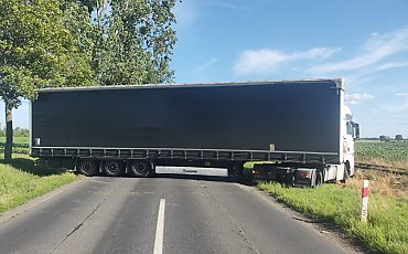 Zawracał tirem „na spontanie”. Sparaliżował całą drogę wojewódzką! Policja i straż musiały interweniować